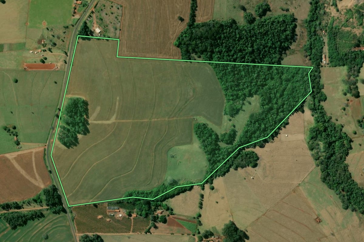Imagem de satélite do imóvel rural em Águas de Santa Bárbara (SP), com o contorno declarado no CAR desenhado por cima.