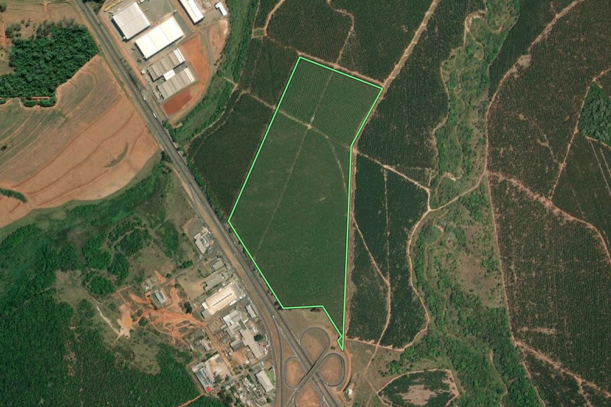 Imagem de satélite do imóvel rural em Agudos (SP), com o contorno declarado no CAR desenhado por cima.