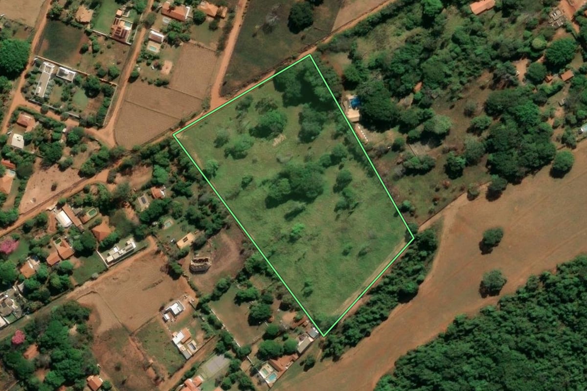 Imagem de satélite do imóvel rural em Agudos (SP), com o contorno declarado no CAR desenhado por cima.