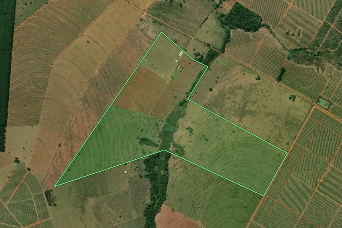 Imagem de satélite do imóvel rural em Agudos (SP), com o contorno declarado no CAR desenhado por cima.