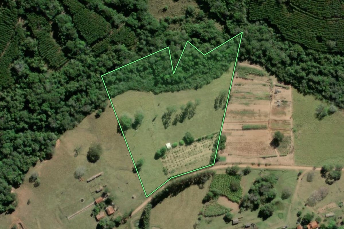 Imagem de satélite do imóvel rural em Agudos (SP), com o contorno declarado no CAR desenhado por cima.