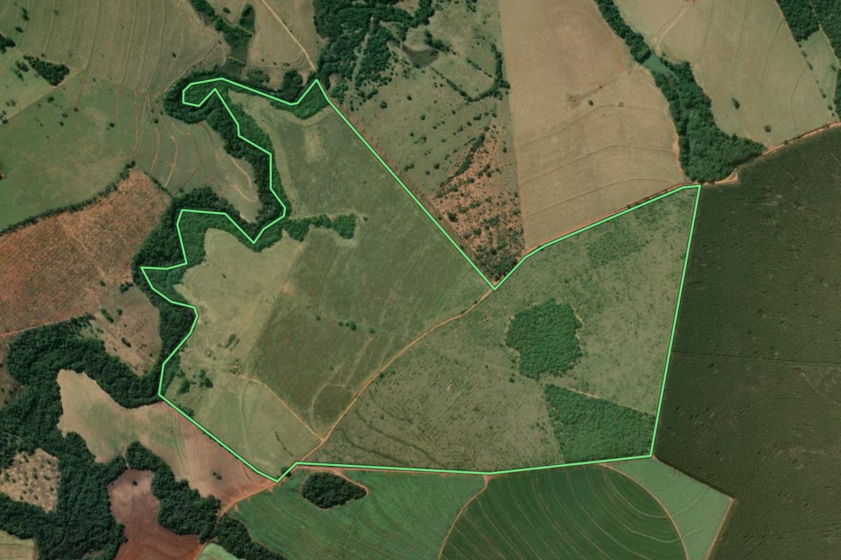 Imagem de satélite do imóvel rural em Agudos (SP), com o contorno declarado no CAR desenhado por cima.