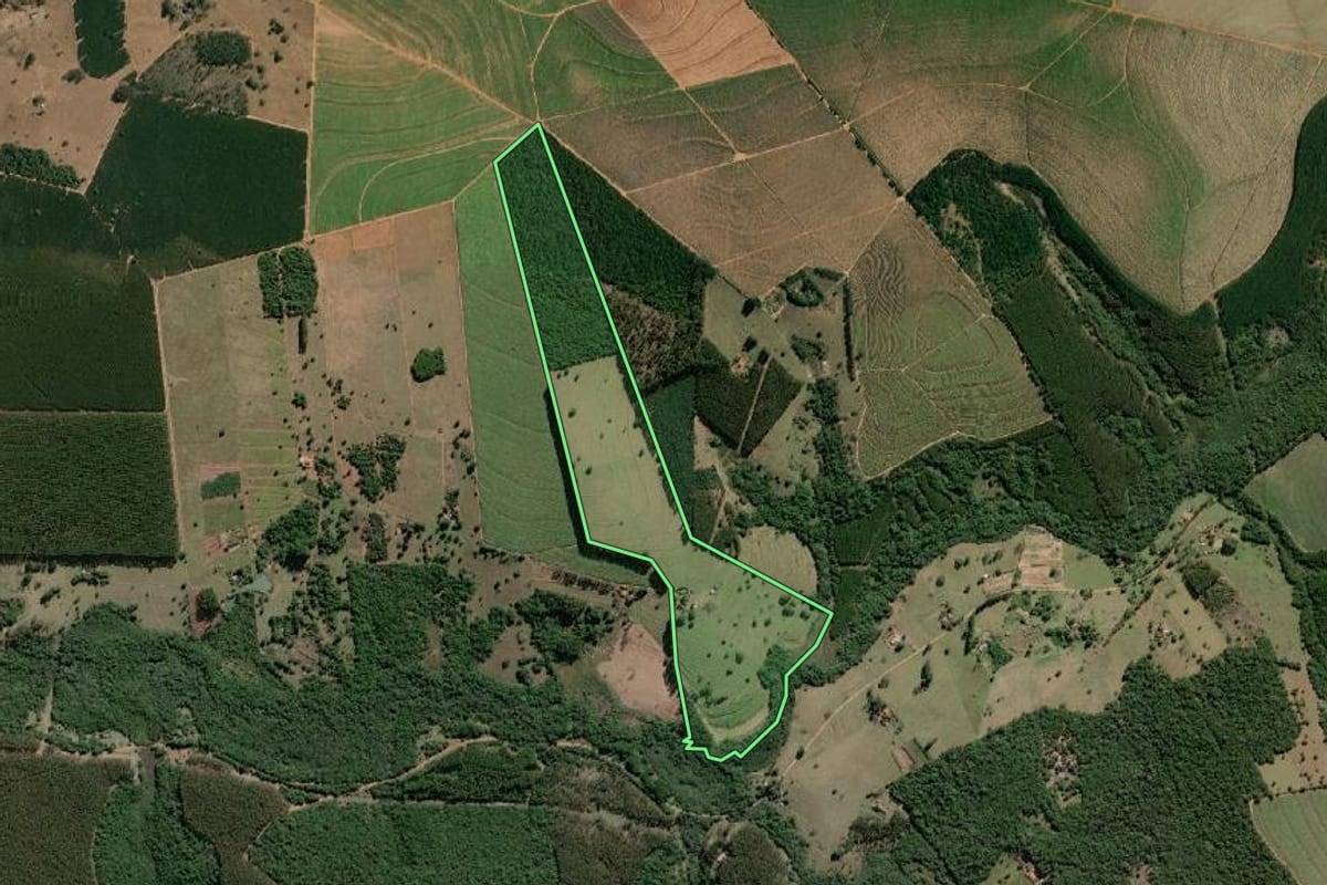 Imagem de satélite do imóvel rural em Agudos (SP), com o contorno declarado no CAR desenhado por cima.