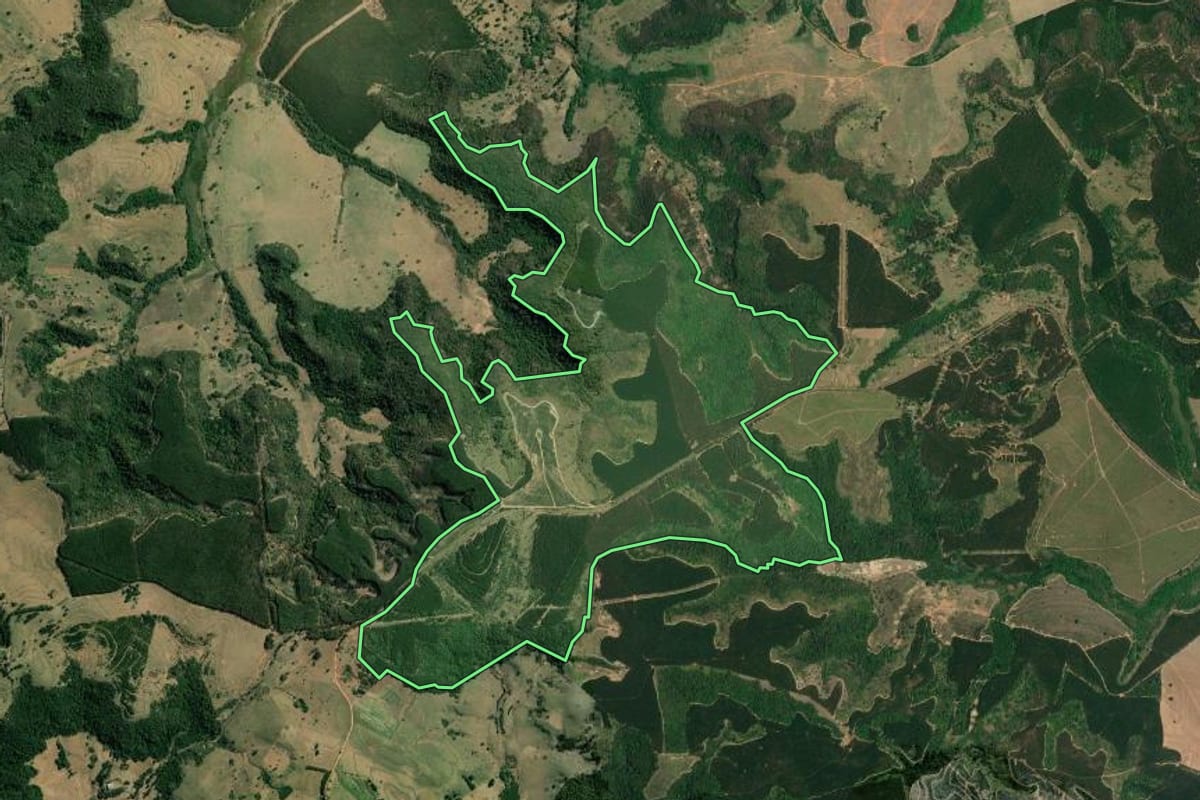 Imagem de satélite do imóvel rural em Agudos (SP), com o contorno declarado no CAR desenhado por cima.