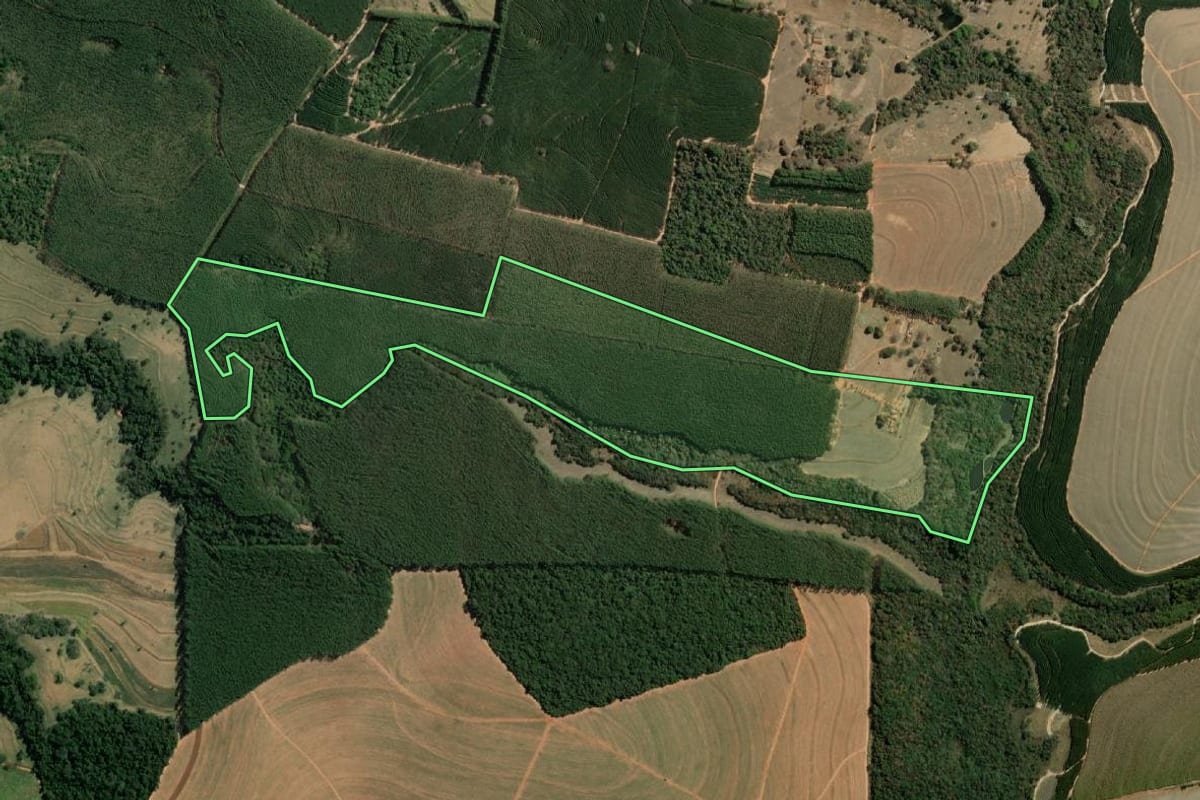 Imagem de satélite do imóvel rural em Agudos (SP), com o contorno declarado no CAR desenhado por cima.
