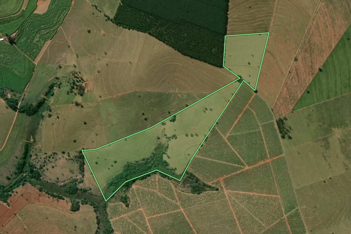 Imagem de satélite do imóvel rural em Agudos (SP), com o contorno declarado no CAR desenhado por cima.