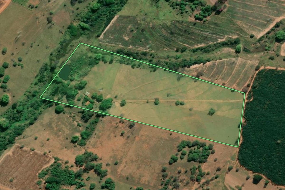 Imagem de satélite do imóvel rural em Agudos (SP), com o contorno declarado no CAR desenhado por cima.