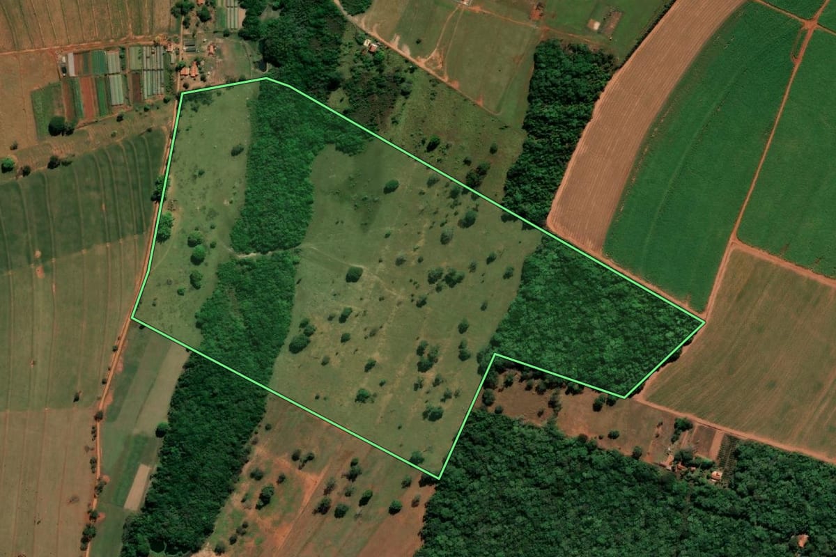 Imagem de satélite do imóvel rural em Agudos (SP), com o contorno declarado no CAR desenhado por cima.