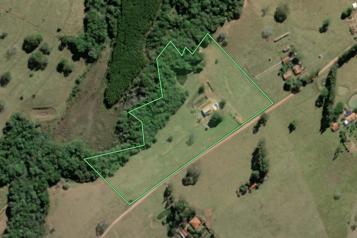Imagem de satélite do imóvel rural em Agudos (SP), com o contorno declarado no CAR desenhado por cima.