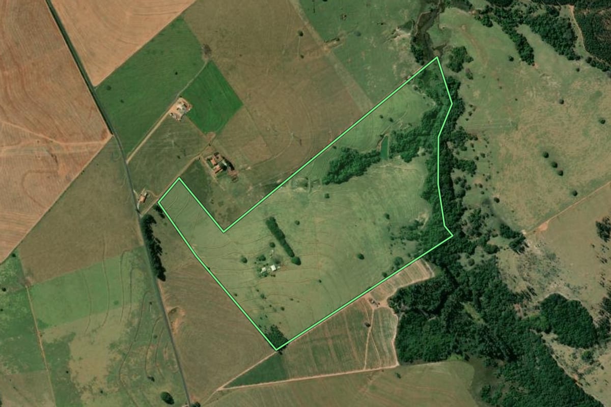 Imagem de satélite do imóvel rural em Agudos (SP), com o contorno declarado no CAR desenhado por cima.