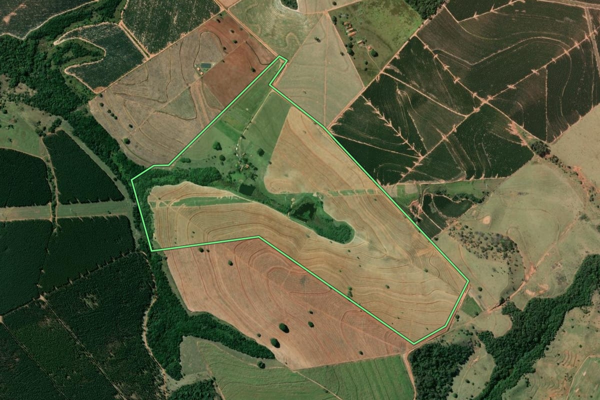 Imagem de satélite do imóvel rural em Agudos (SP), com o contorno declarado no CAR desenhado por cima.