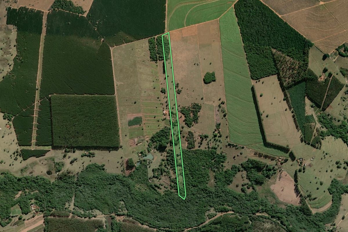 Imagem de satélite do imóvel rural em Agudos (SP), com o contorno declarado no CAR desenhado por cima.