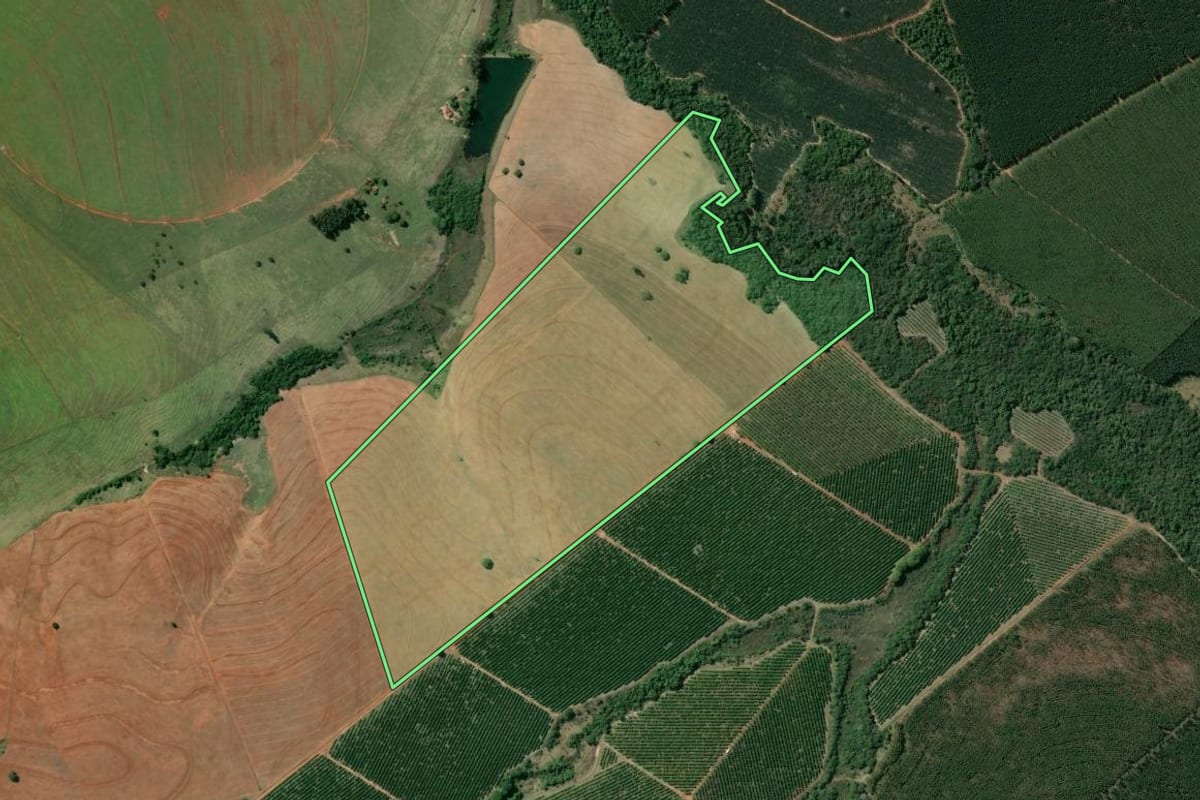 Imagem de satélite do imóvel rural em Agudos (SP), com o contorno declarado no CAR desenhado por cima.