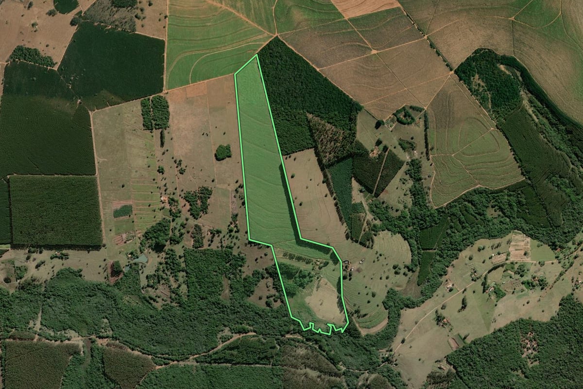 Imagem de satélite do imóvel rural em Agudos (SP), com o contorno declarado no CAR desenhado por cima.