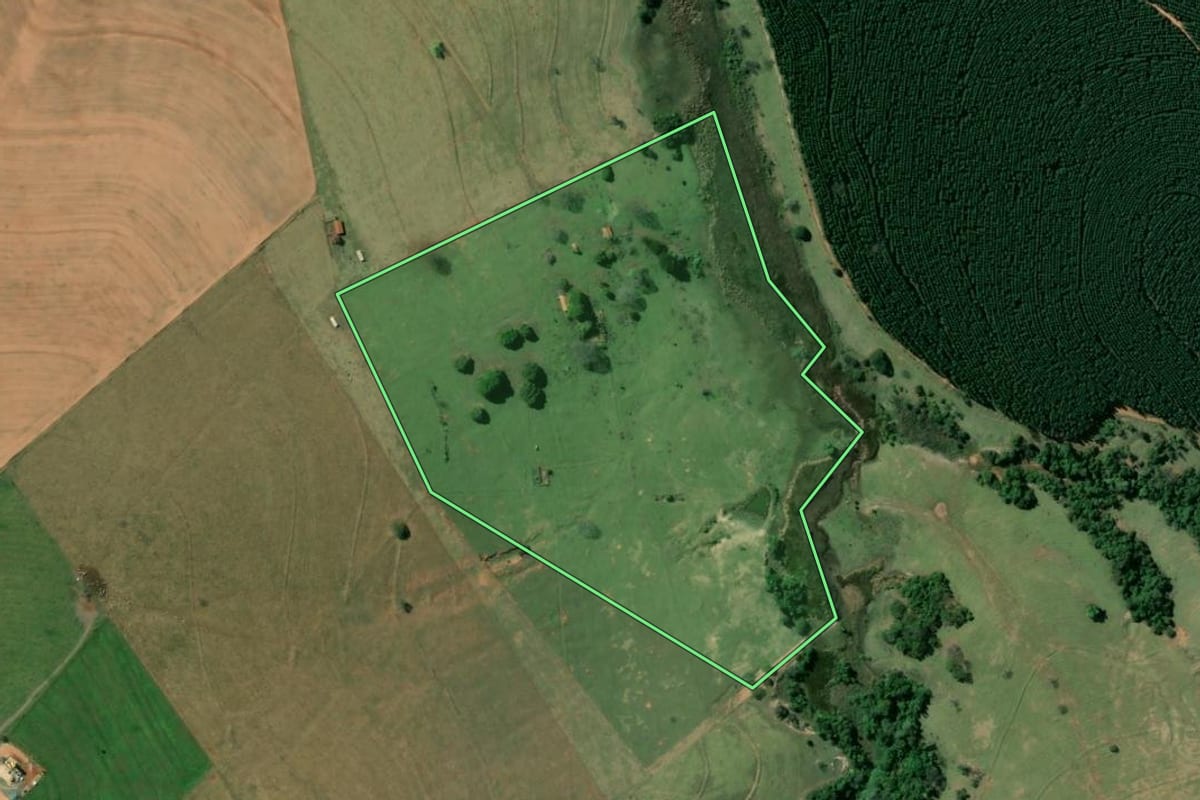 Imagem de satélite do imóvel rural em Agudos (SP), com o contorno declarado no CAR desenhado por cima.