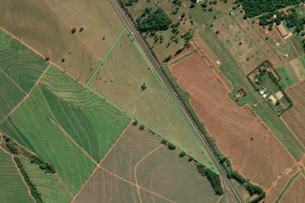 Imagem de satélite do imóvel rural em Agudos (SP), com o contorno declarado no CAR desenhado por cima.