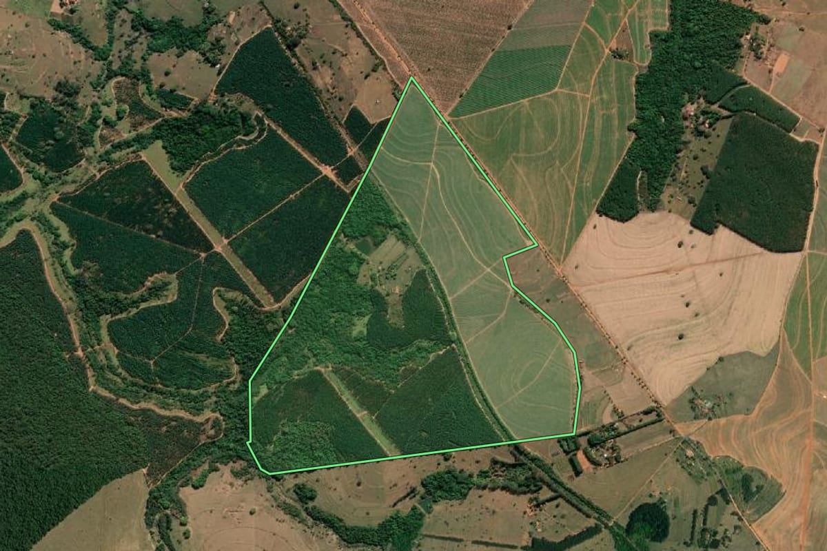 Imagem de satélite do imóvel rural em Agudos (SP), com o contorno declarado no CAR desenhado por cima.