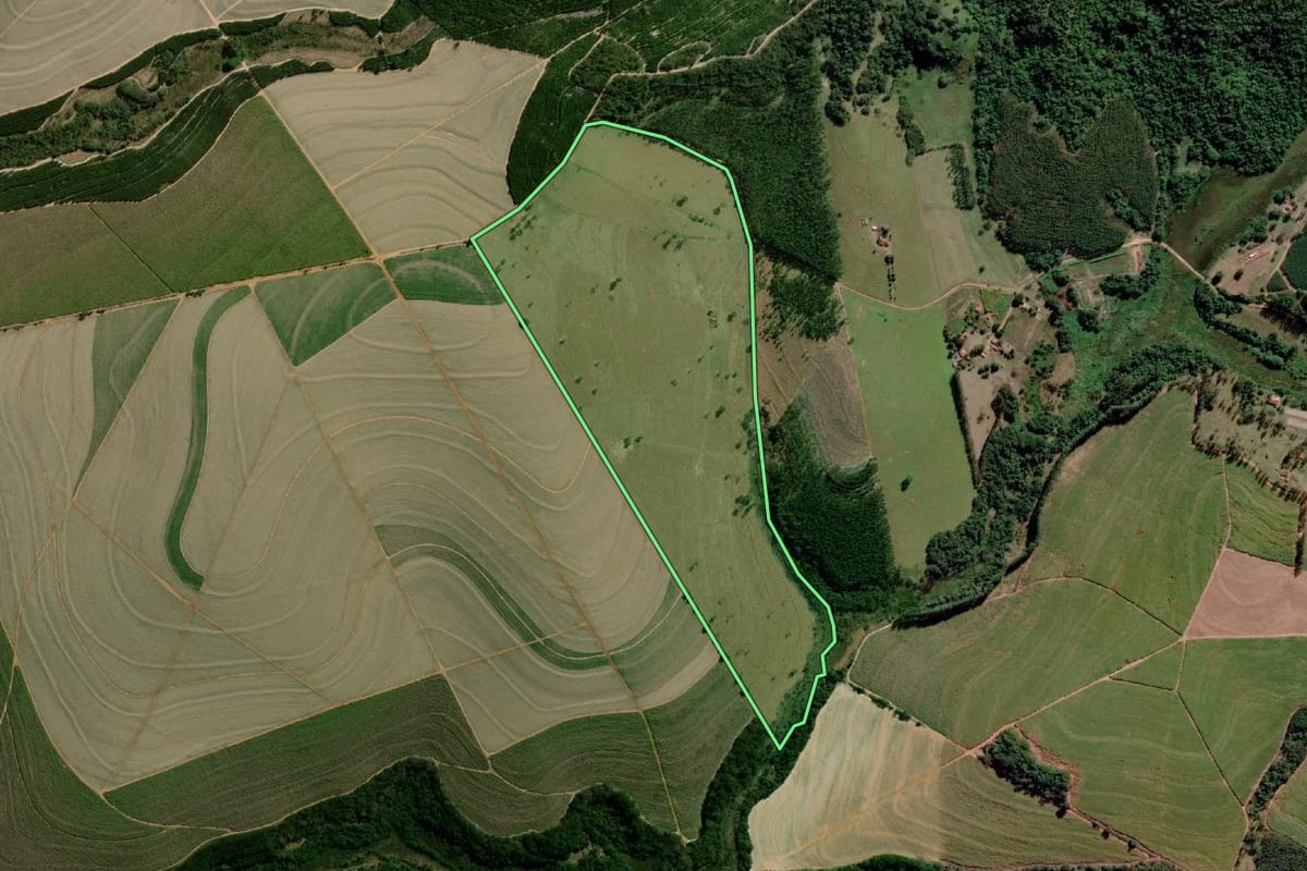 Imagem de satélite do imóvel rural em Agudos (SP), com o contorno declarado no CAR desenhado por cima.