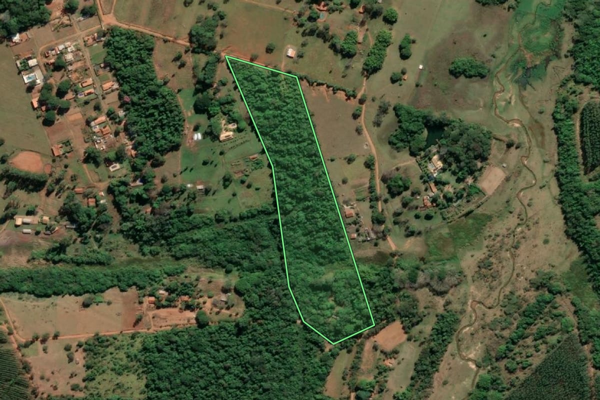 Imagem de satélite do imóvel rural em Agudos (SP), com o contorno declarado no CAR desenhado por cima.