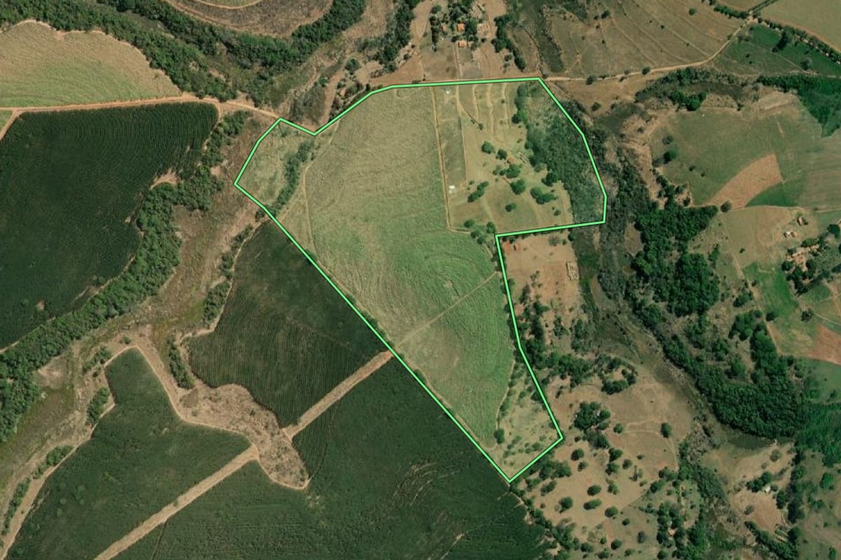 Imagem de satélite do imóvel rural em Agudos (SP), com o contorno declarado no CAR desenhado por cima.