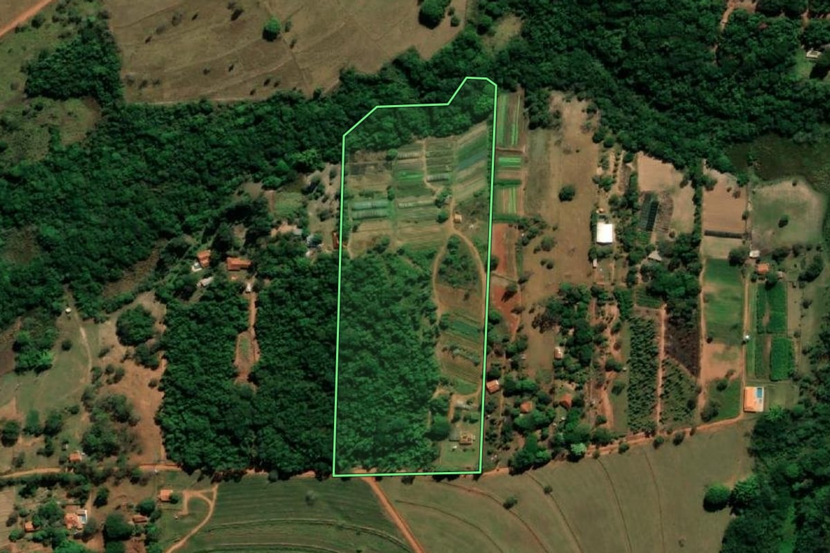 Imagem de satélite do imóvel rural em Agudos (SP), com o contorno declarado no CAR desenhado por cima.