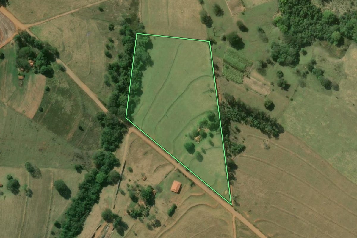 Imagem de satélite do imóvel rural em Agudos (SP), com o contorno declarado no CAR desenhado por cima.