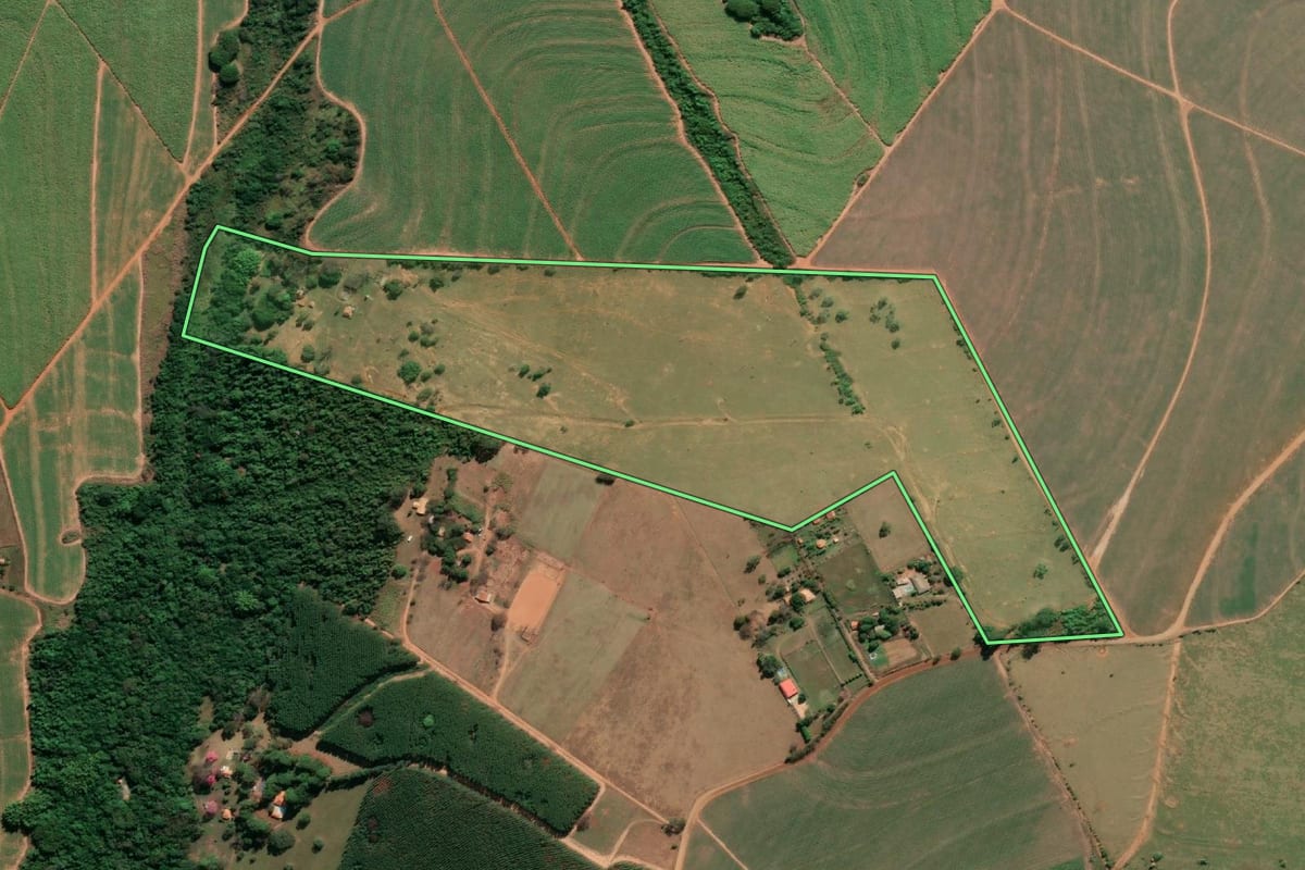 Imagem de satélite do imóvel rural em Agudos (SP), com o contorno declarado no CAR desenhado por cima.