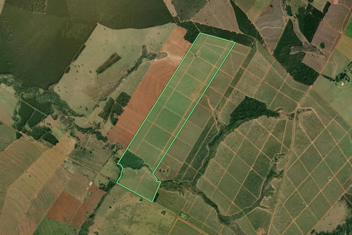 Imagem de satélite do imóvel rural em Agudos (SP), com o contorno declarado no CAR desenhado por cima.