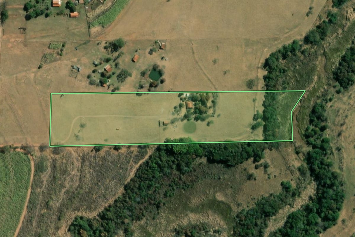 Imagem de satélite do imóvel rural em Agudos (SP), com o contorno declarado no CAR desenhado por cima.
