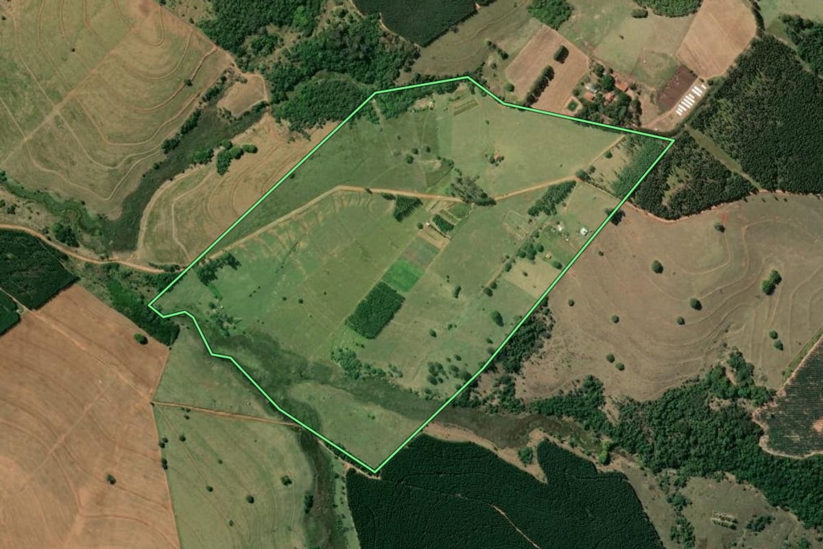 Imagem de satélite do imóvel rural em Agudos (SP), com o contorno declarado no CAR desenhado por cima.