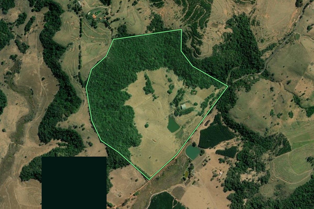 Imagem de satélite do imóvel rural em Agudos (SP), com o contorno declarado no CAR desenhado por cima.
