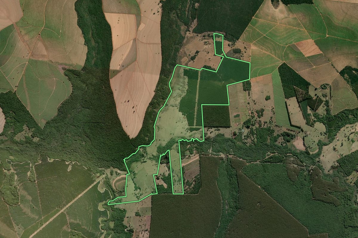Imagem de satélite do imóvel rural em Agudos (SP), com o contorno declarado no CAR desenhado por cima.