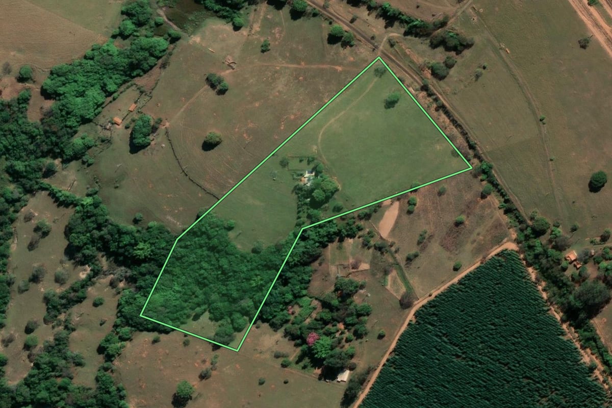 Imagem de satélite do imóvel rural em Agudos (SP), com o contorno declarado no CAR desenhado por cima.