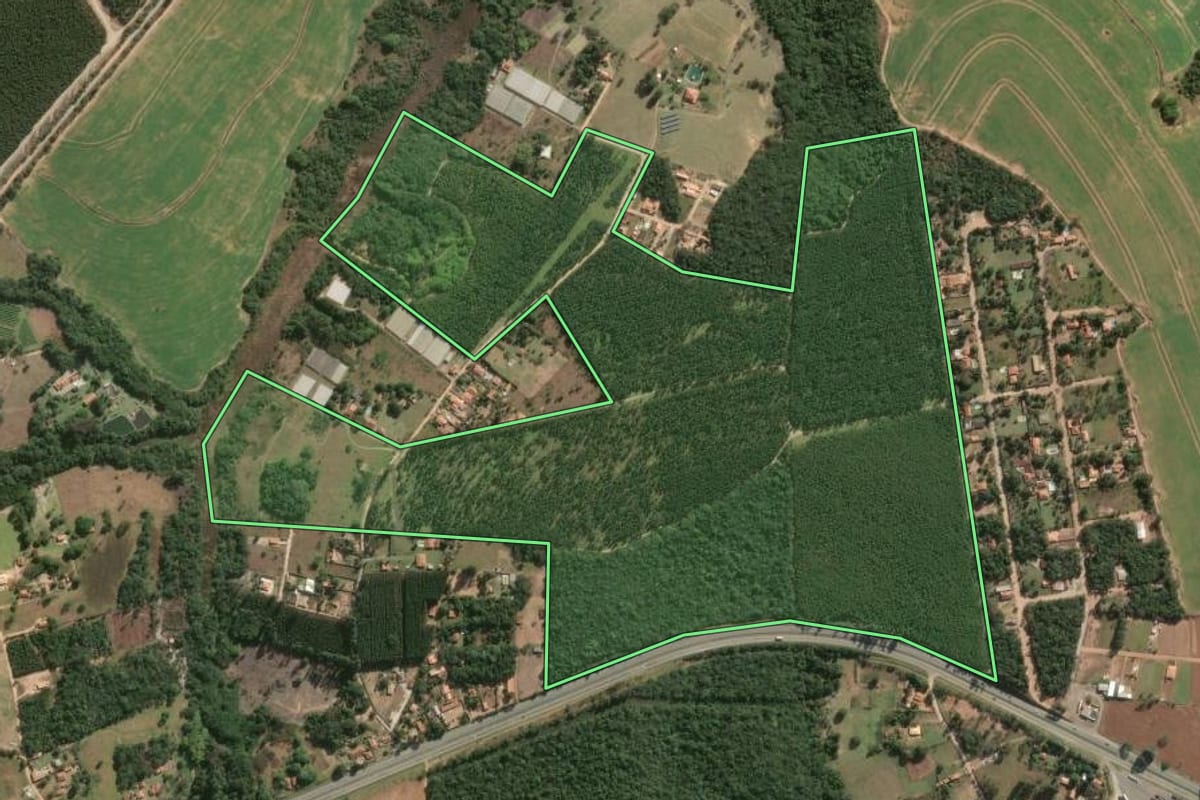 Imagem de satélite do imóvel rural em Alambari (SP), com o contorno declarado no CAR desenhado por cima.