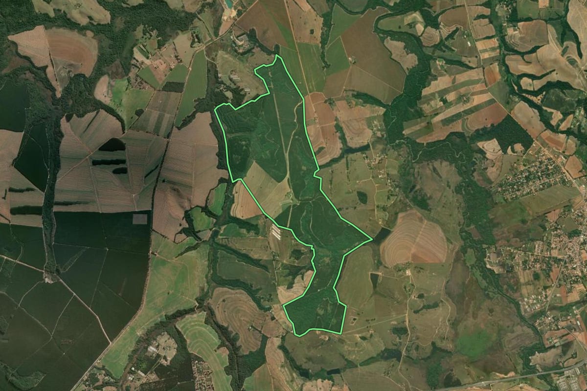 Imagem de satélite do imóvel rural em Alambari (SP), com o contorno declarado no CAR desenhado por cima.