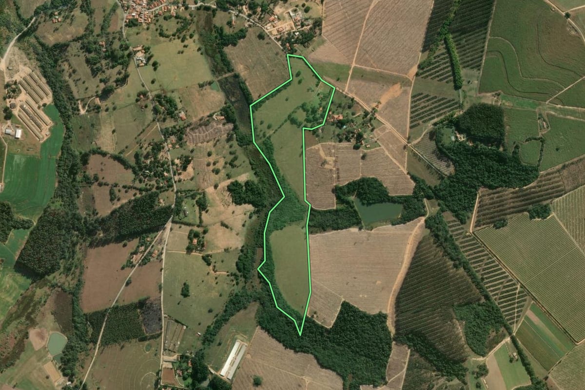 Imagem de satélite do imóvel rural em Alambari (SP), com o contorno declarado no CAR desenhado por cima.