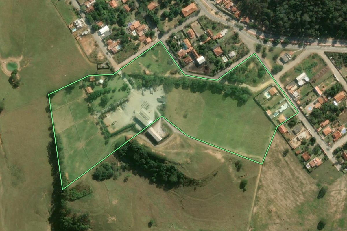 Imagem de satélite do imóvel rural em Alambari (SP), com o contorno declarado no CAR desenhado por cima.
