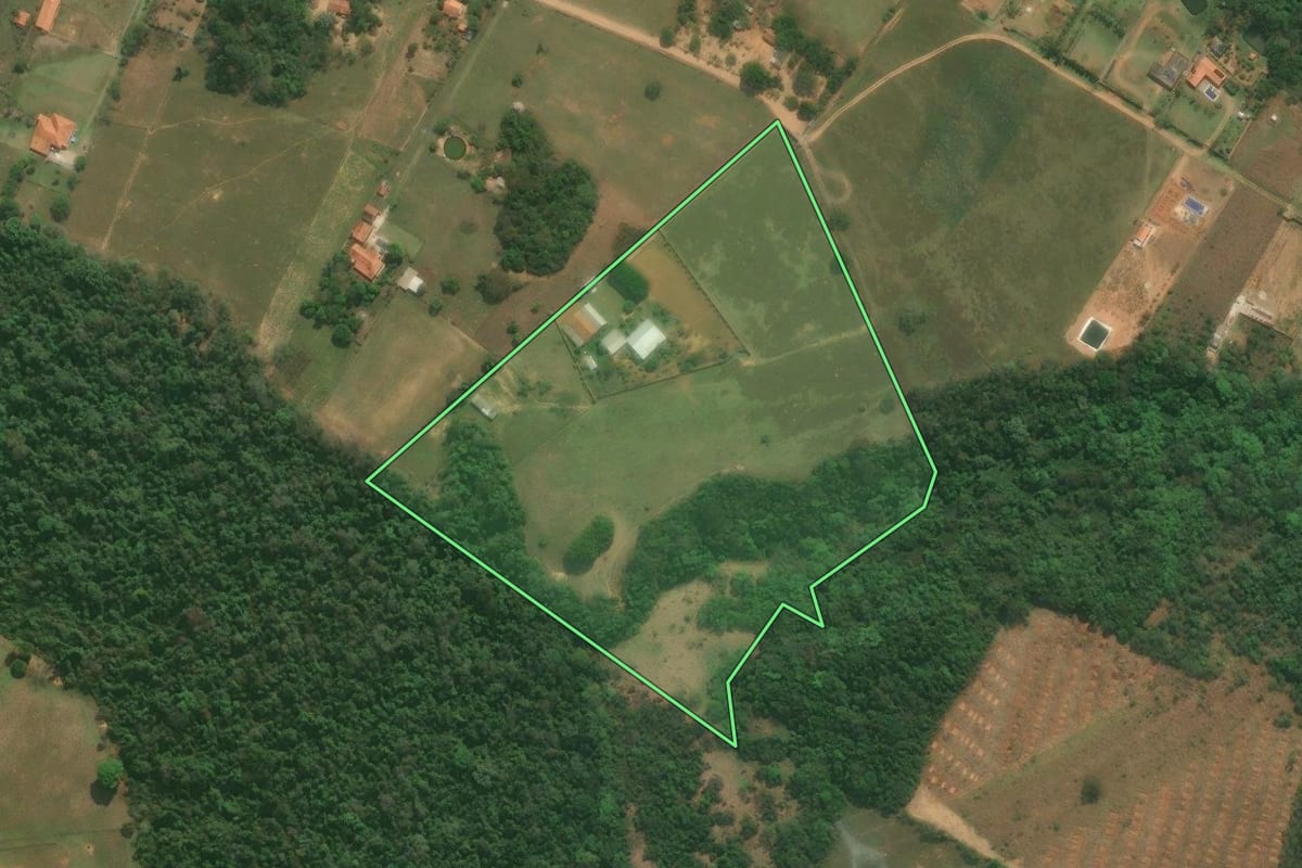 Imagem de satélite do imóvel rural em Alambari (SP), com o contorno declarado no CAR desenhado por cima.