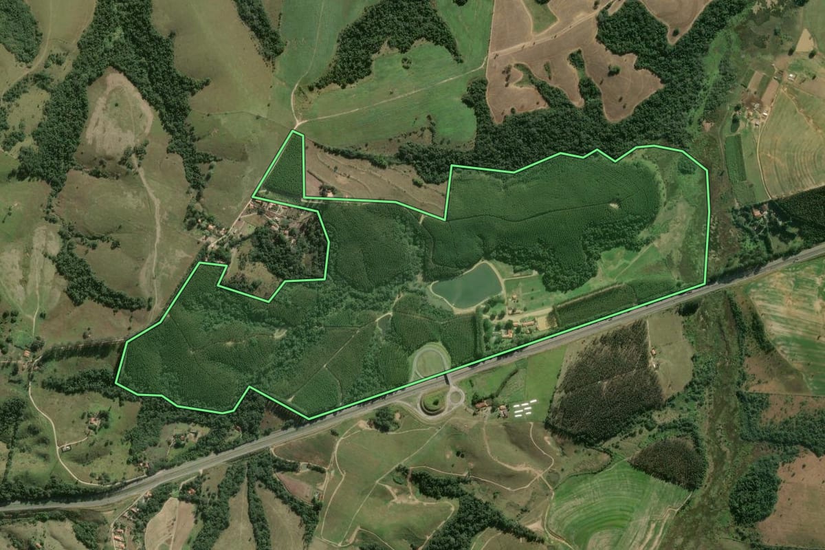 Imagem de satélite do imóvel rural em Alambari (SP), com o contorno declarado no CAR desenhado por cima.