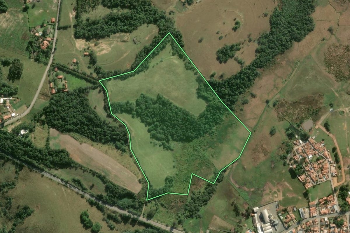 Imagem de satélite do imóvel rural em Alambari (SP), com o contorno declarado no CAR desenhado por cima.