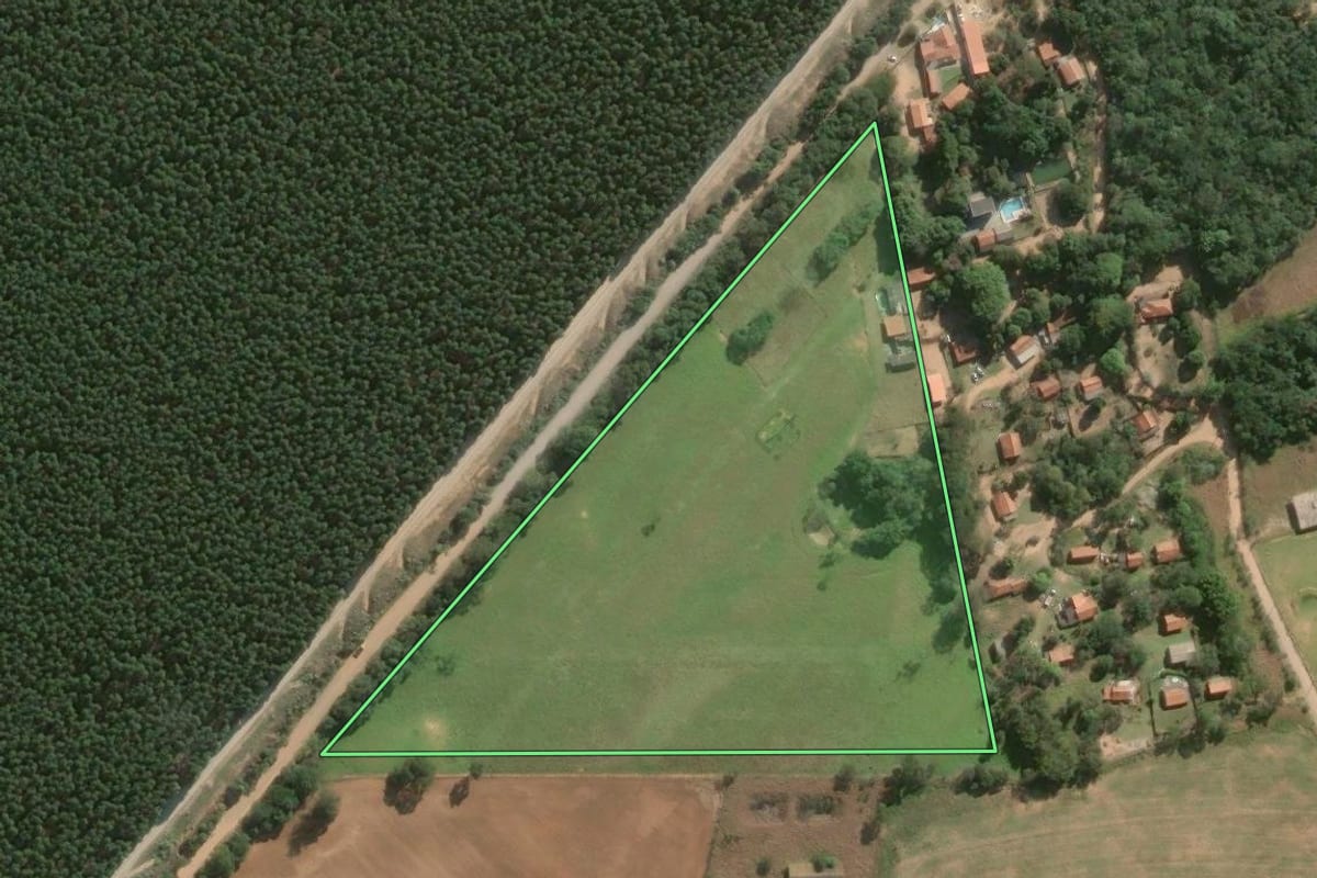 Imagem de satélite do imóvel rural em Alambari (SP), com o contorno declarado no CAR desenhado por cima.