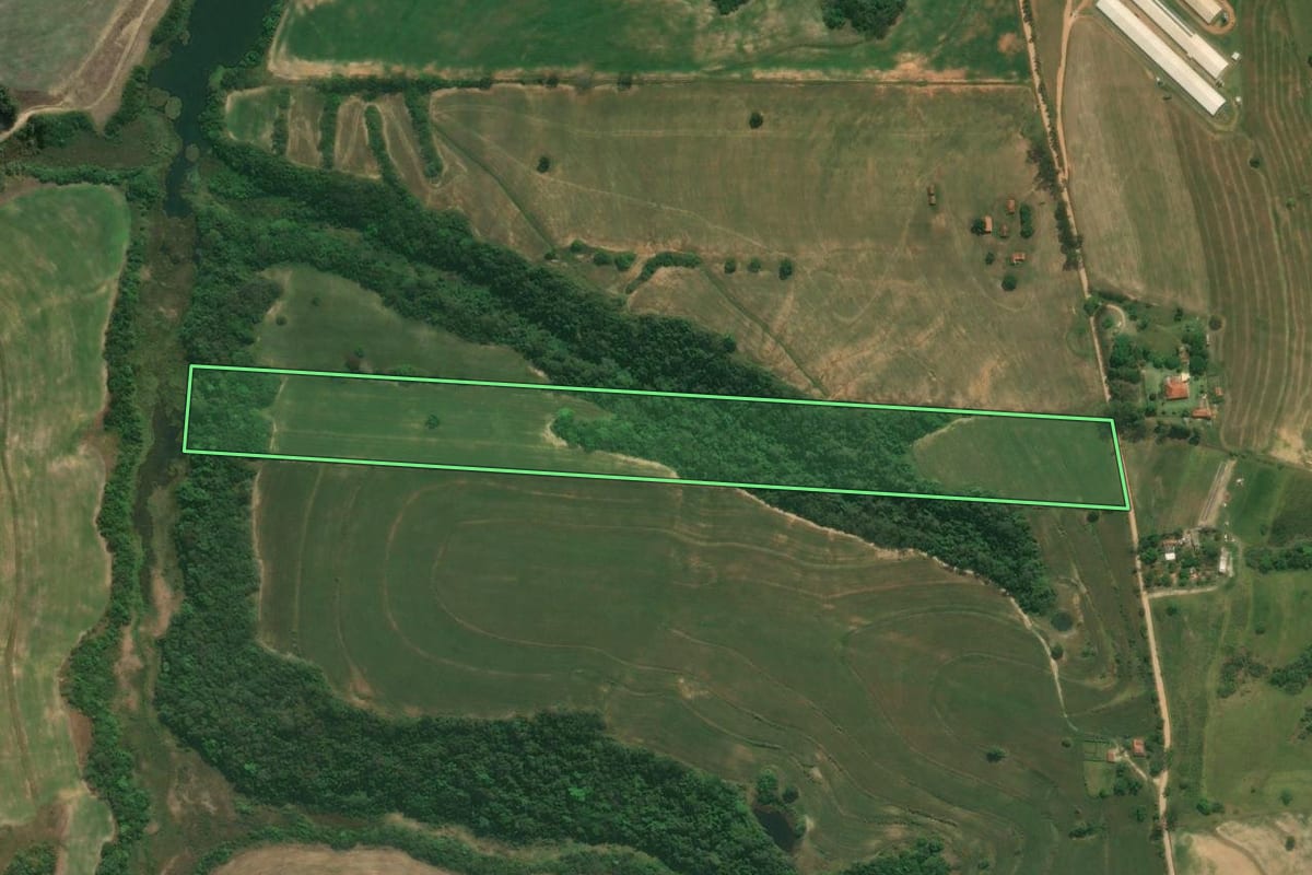 Imagem de satélite do imóvel rural em Alambari (SP), com o contorno declarado no CAR desenhado por cima.