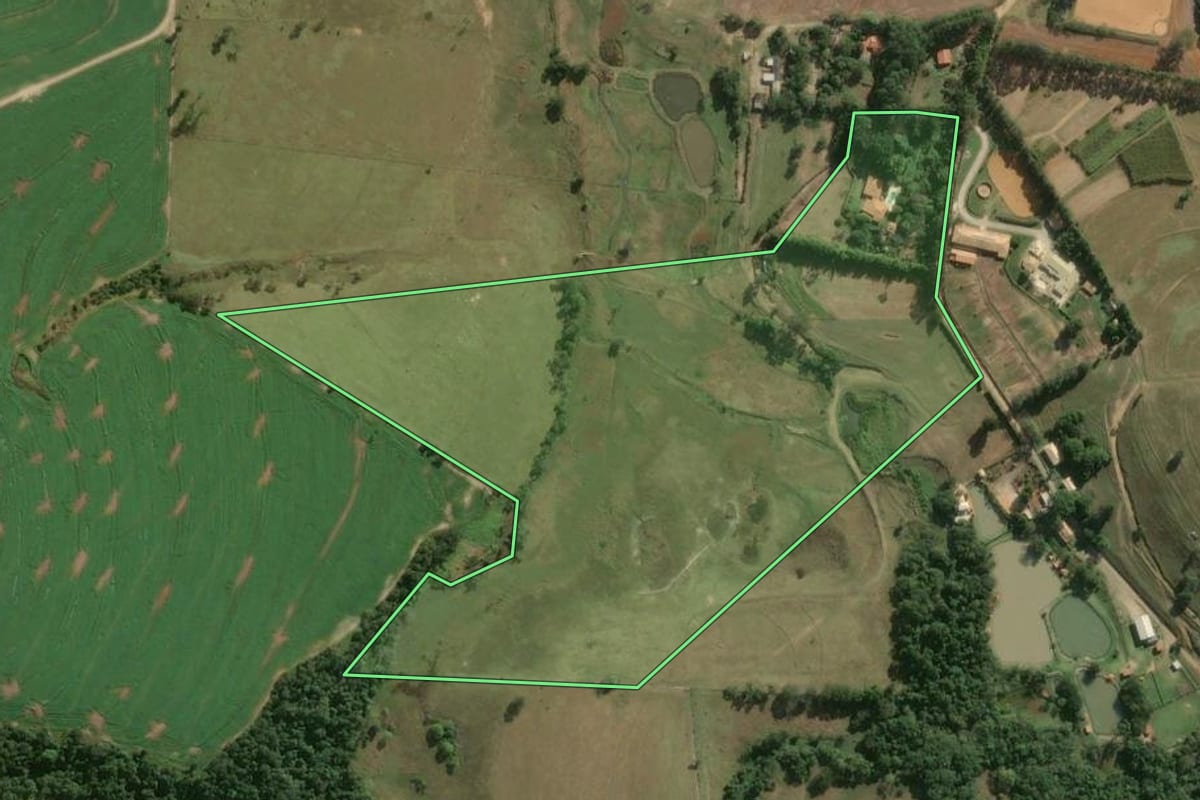 Imagem de satélite do imóvel rural em Alambari (SP), com o contorno declarado no CAR desenhado por cima.