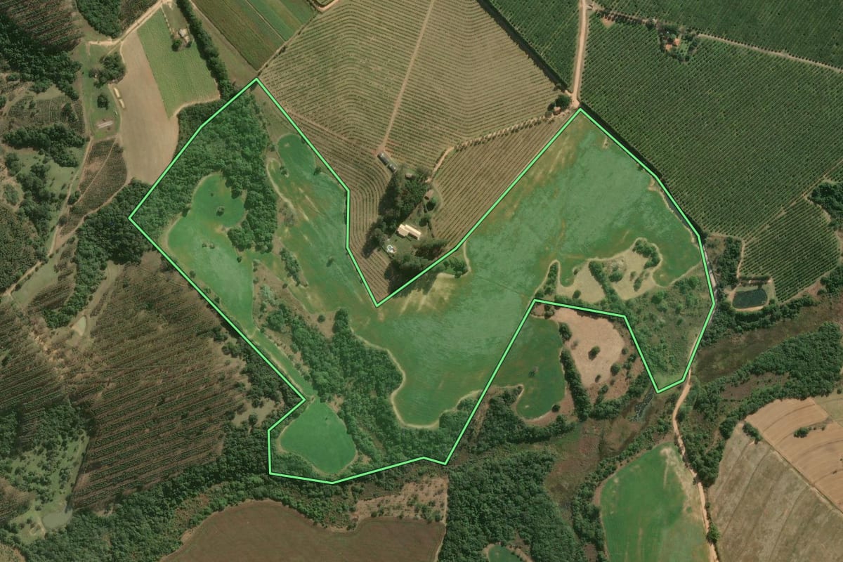 Imagem de satélite do imóvel rural em Alambari (SP), com o contorno declarado no CAR desenhado por cima.