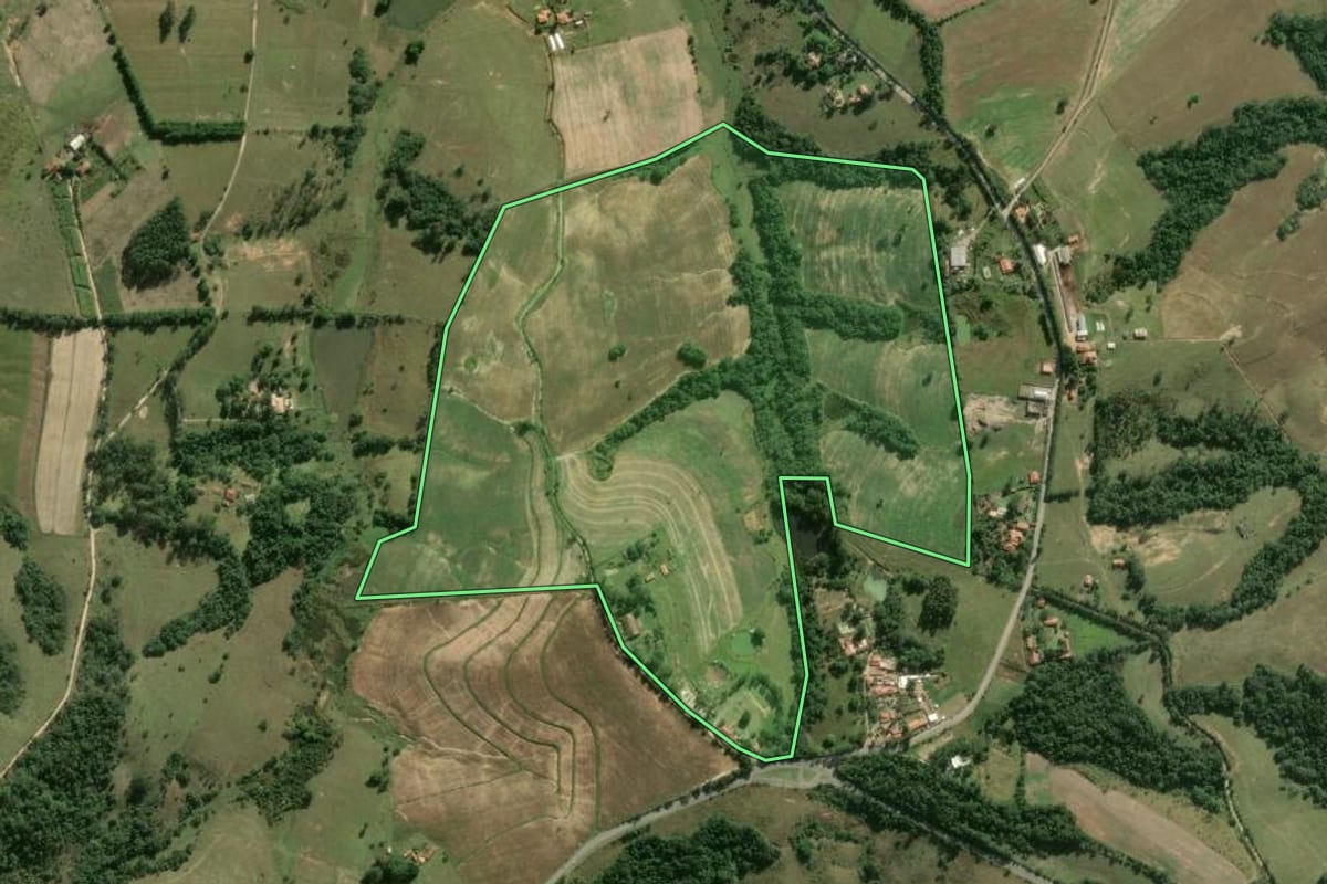 Imagem de satélite do imóvel rural em Alambari (SP), com o contorno declarado no CAR desenhado por cima.