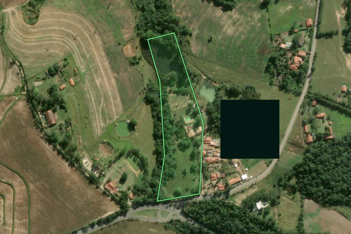Imagem de satélite do imóvel rural em Alambari (SP), com o contorno declarado no CAR desenhado por cima.