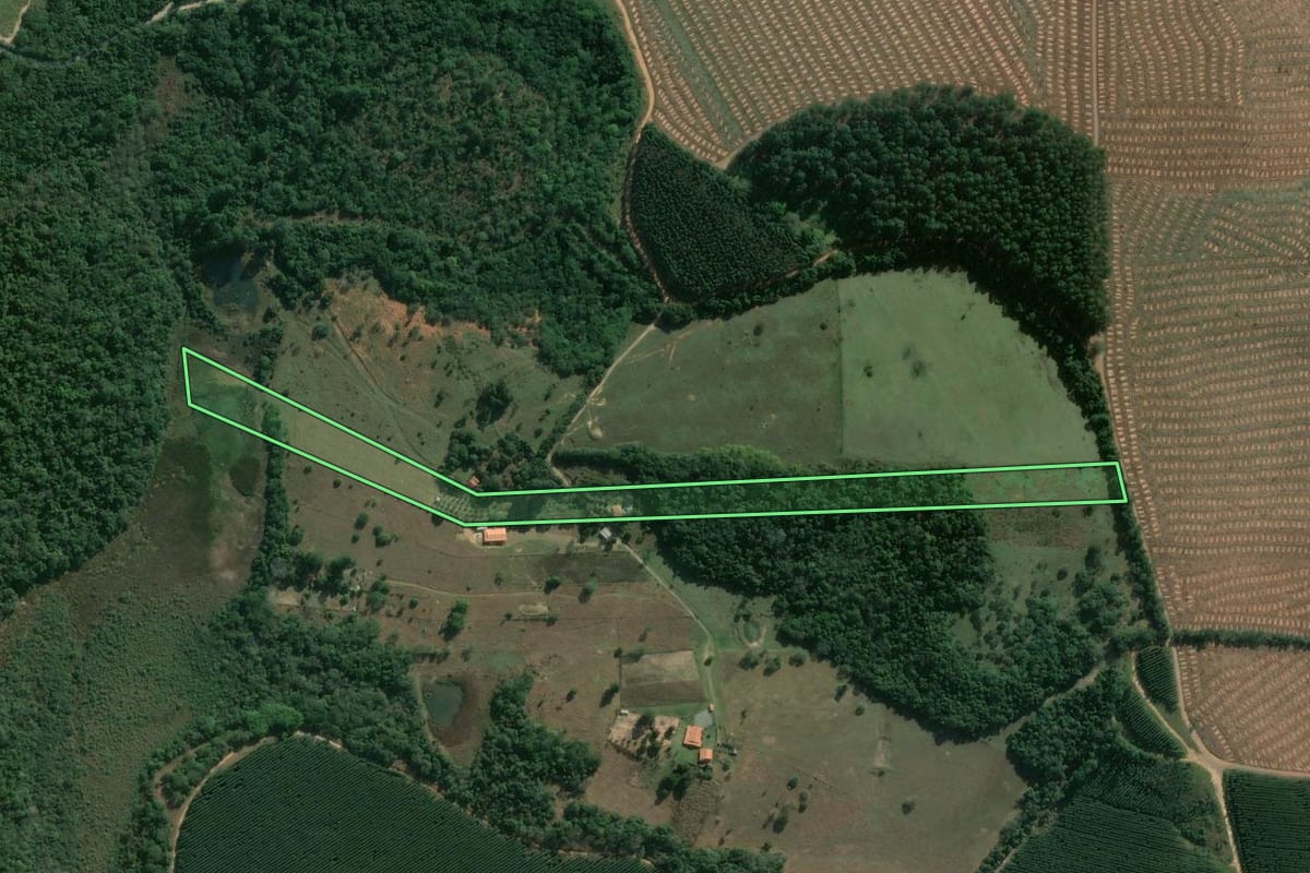 Imagem de satélite do imóvel rural em Alambari (SP), com o contorno declarado no CAR desenhado por cima.