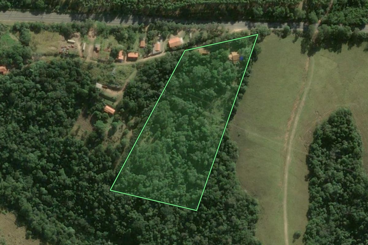 Imagem de satélite do imóvel rural em Alambari (SP), com o contorno declarado no CAR desenhado por cima.
