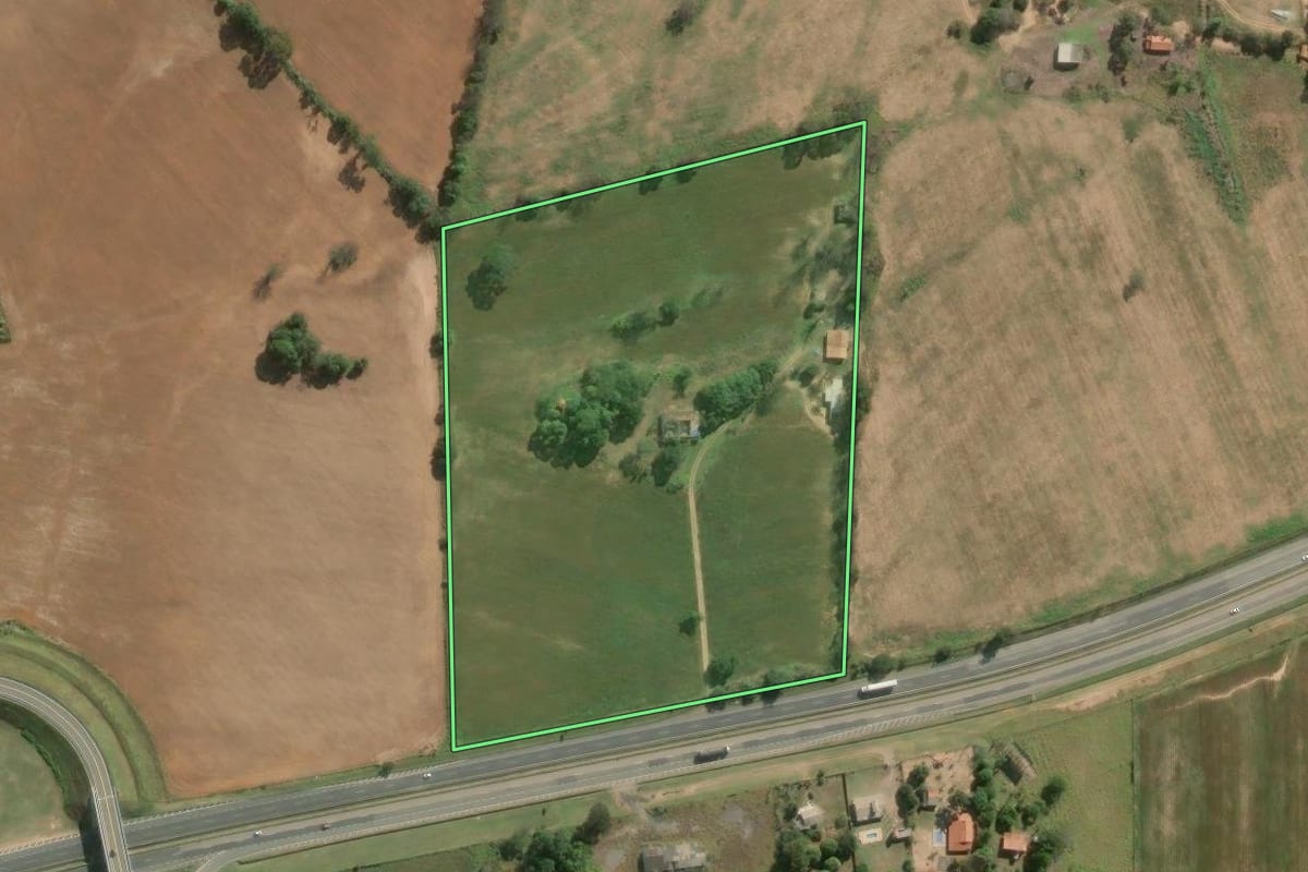 Imagem de satélite do imóvel rural em Alambari (SP), com o contorno declarado no CAR desenhado por cima.