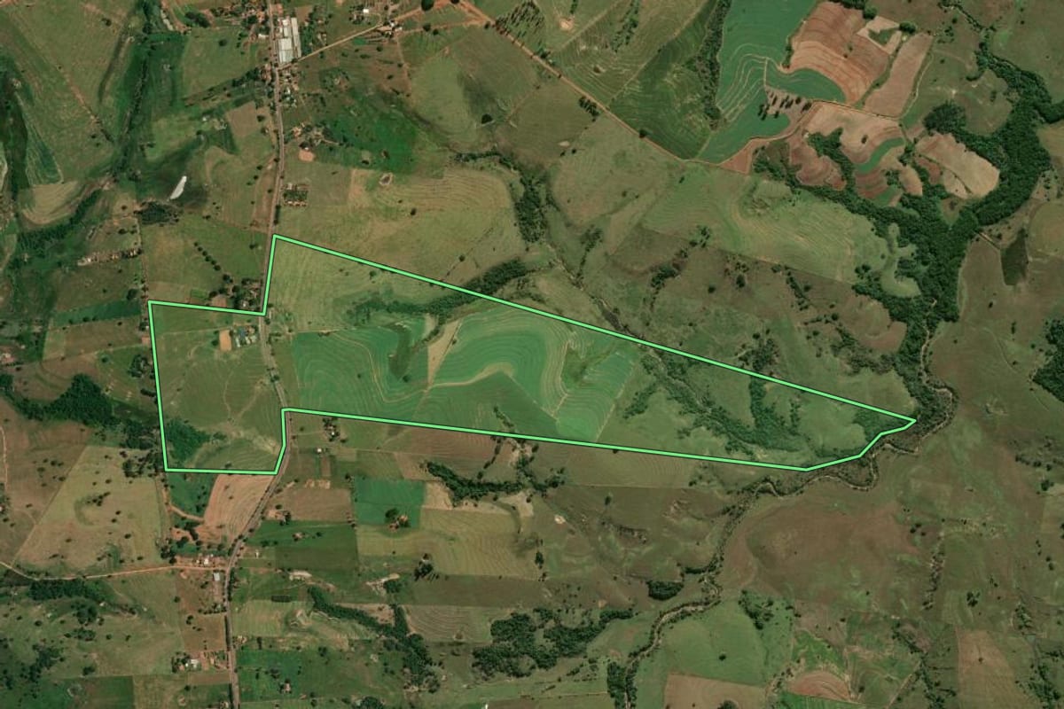 Imagem de satélite do imóvel rural em Alfredo Marcondes (SP), com o contorno declarado no CAR desenhado por cima.